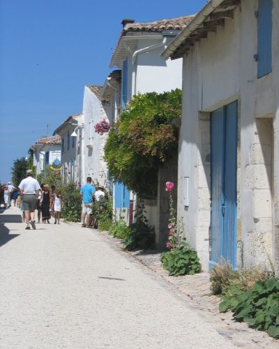 Ruelle_dans_le_village_de_Talmont-sur-Gironde